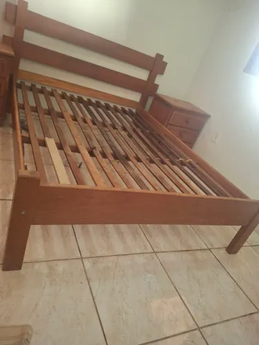 Cama casal de madeira