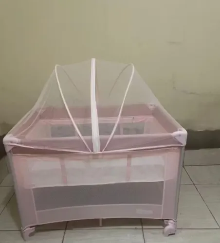 Berço cercado rosa com colchão 