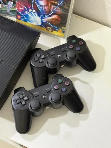 PlayStation 3 super slim com 4 jogos e 2 controles