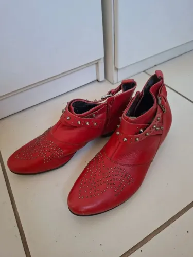 [FRETE GRÁTIS] Bota Western Vermelha Satinato Spikes Tam 37