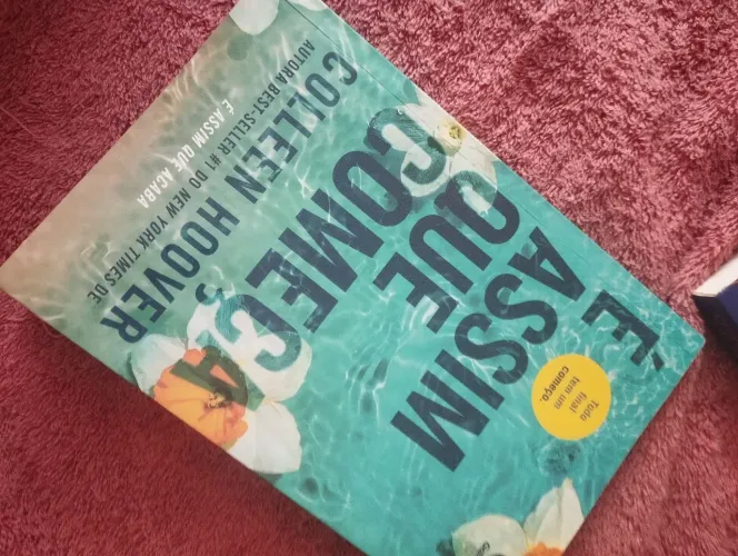 Vendem-se o livro "é assim que começa"