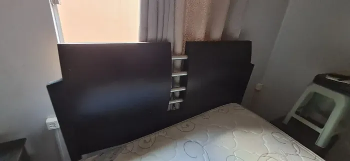 Cama em madeira tamanho king com colchão, só o colchão pagamos 1.650 reais!