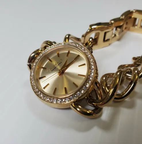 Relógio feminino Caravelle New York tom dourado aço inoxidável redondo 26,3 mm 44L152