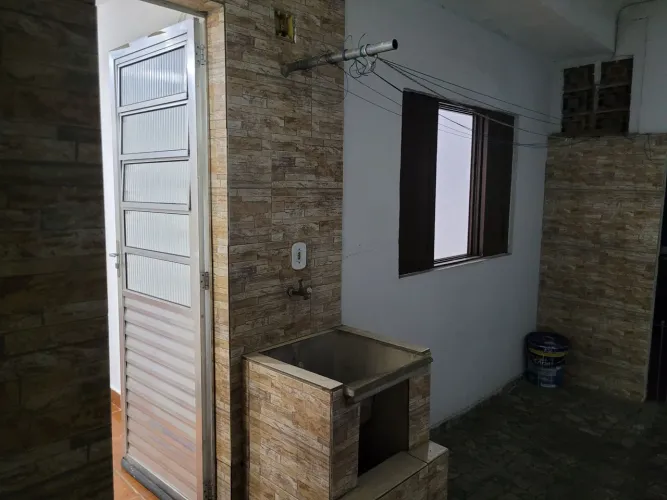 Aluga Quarto e cozinha  