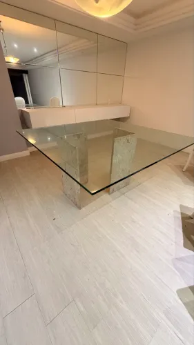 Mesa de Jantar Design / Alto Padrão - Base em Mármore Travertino e Tampo de Vidro