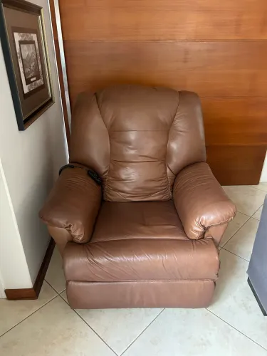 2 Poltrona elétrica em couro
