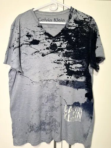 Camisa Calvin Klein azul estampada gola V tamanho L G