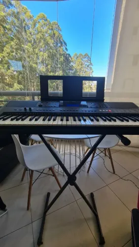 Teclado Yamaha PSR-E453 pouco uso.