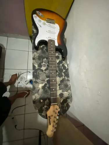 Guitarra Winner Strato Sunburst - Perfeita para Iniciantes (Ótimo Estado)