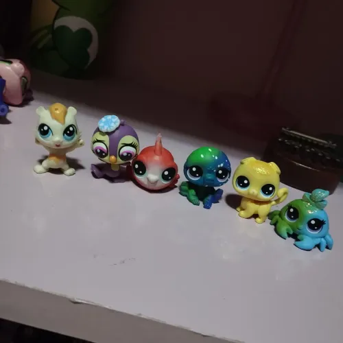 Littlest pet shop minis