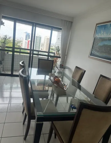 Mesa com tampo de vidro para 8 cadeiras