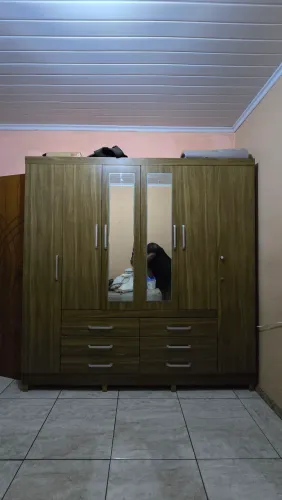 Guarda-Roupa 6 Portas com Espelho e 6 Gavetas - Madeira Firme e Ótimo Estado