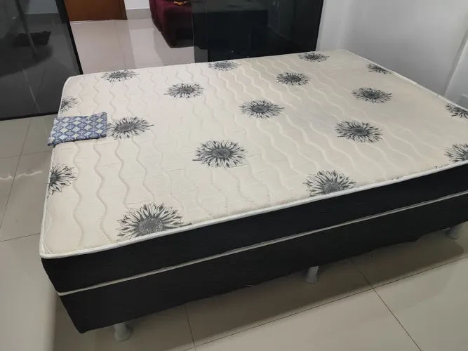 Cama Box Casal em Ótimo Estado