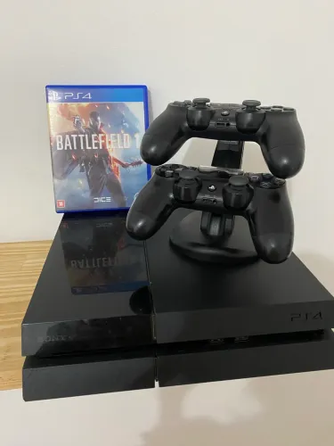 Vende-se PlayStation 4 com 2 controles
