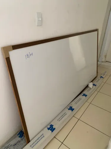 Quadro para sala de aula com moldura de madeira
