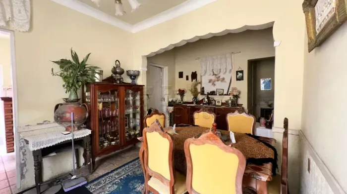 Casa ampla central a venda.