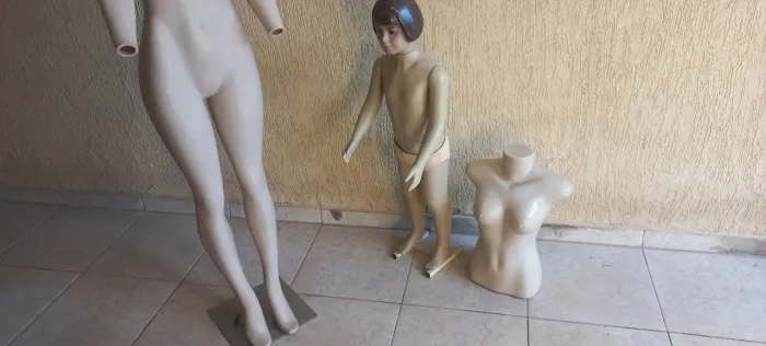 CONJUNTO 3 MANEQUINS EM ESTADO DE NOVOS