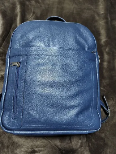 Mochila couro natural.