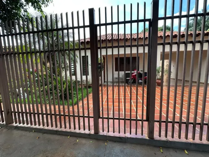 Térrea para venda tem 204 metros quadrados com 4 quartos em Monte Castelo - Campo Grande -