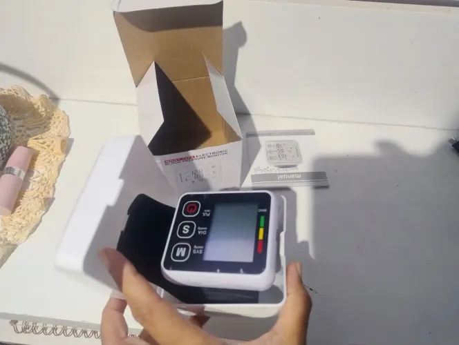 Vendo Tensiômetro Digital de pulso novo, na caixa.