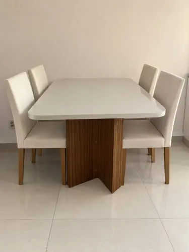 Mesa com 4 cadeiras