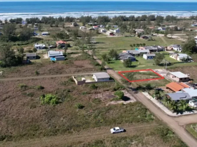 Terreno de esquina a 200m do Mar em Lagoinhas Norte! Ótima oportunidade para quem busca um