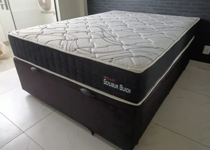 Cama box escalibu Black molas ensacadas com baú