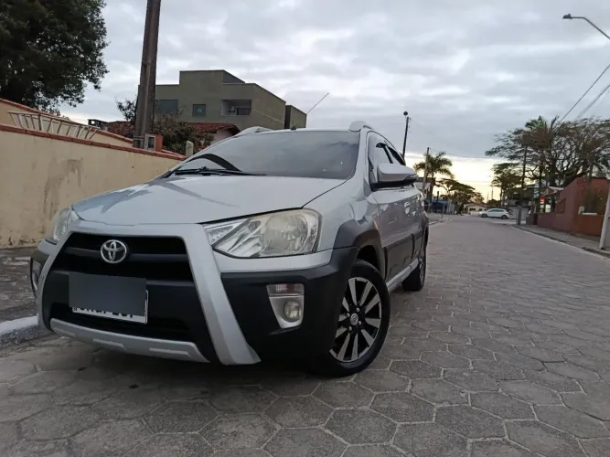 Toyota Etios Cross 1.5 Flex 16V 5P Mec. 2015