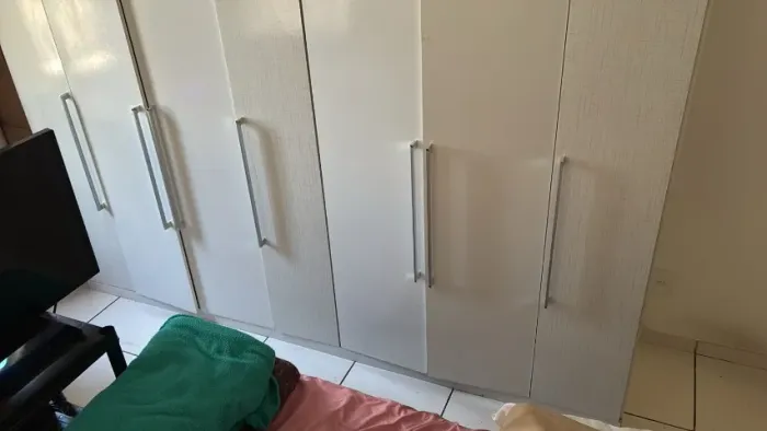Guarda roupas 7 portas disponível no final de Set para retirada