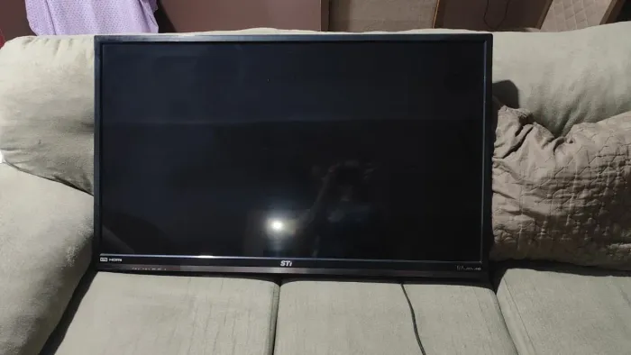 tv toshiba em bom estado, acompanhado de ponto mxq pro 5g 4k