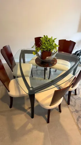 Mesa de jantar e 6 cadeiras