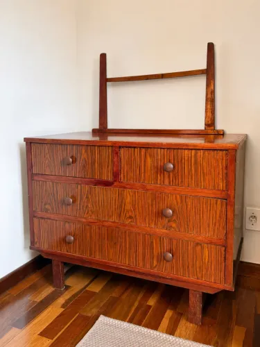 Cômoda de Madeira Antiga