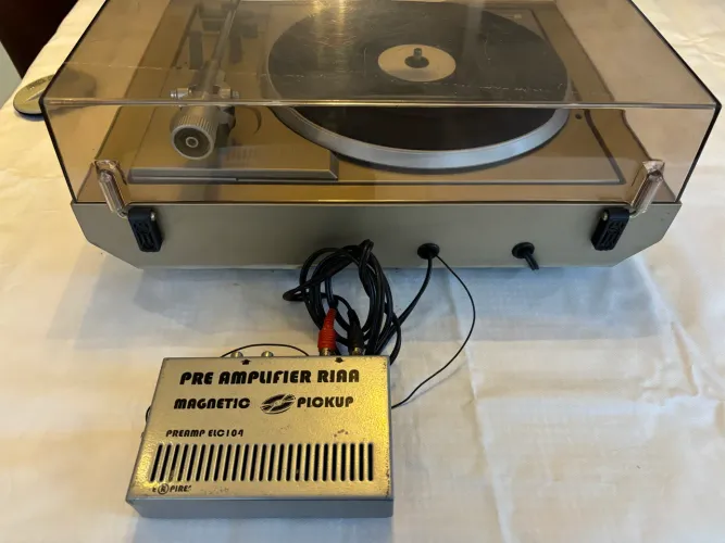 Toca Discos Philips com pré amplificador