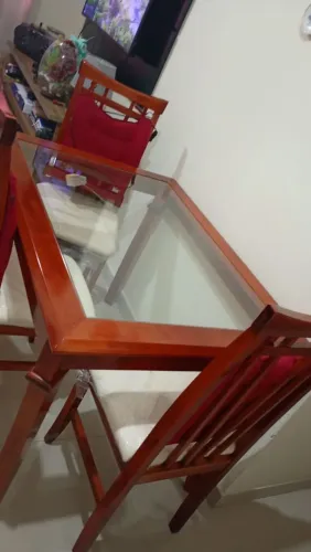 Mesa com 4 cadeiras muito nova e sem marcas de uso