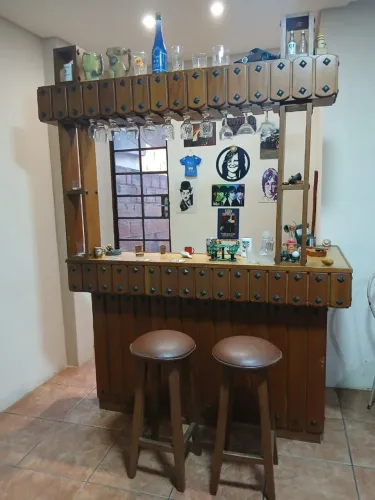 Bar de madeira mogno