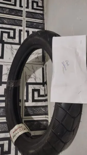 Vende-se pnéu traseiro novo para a lander.