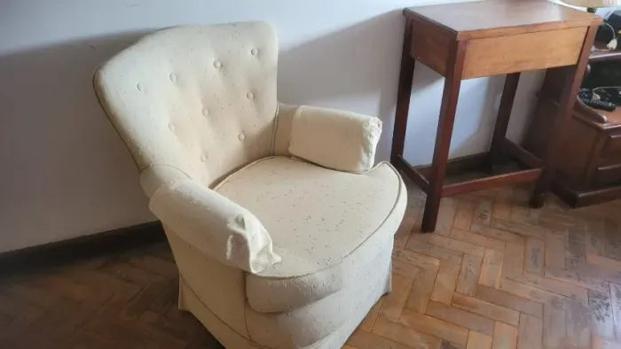 Poltrona vintage com banquinho para os pés