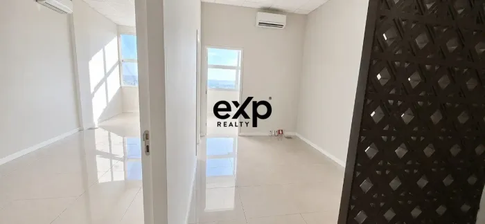 Sala 56m2 comercial com divisórias e ar condicionados, vista livre no Swiss Park Office