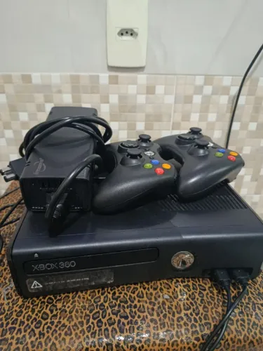 Xbox 360 500 jogos já incluso, 2 controles com fio, kitnet etc