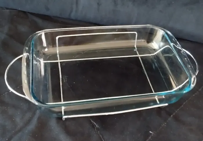 Travessa de vidro com suporte de inox 