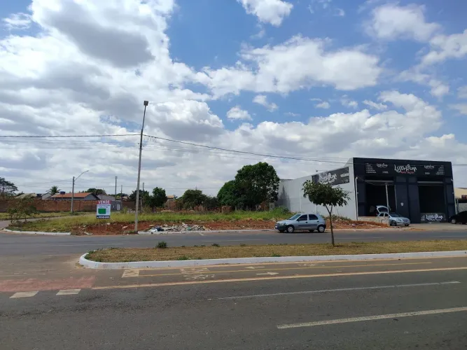 LOTE DE ESQUINA. Avenida pista dupla.