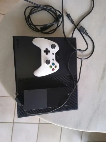 Xbox one 500gb + 2 jogos incluso red dead 2 e mk11