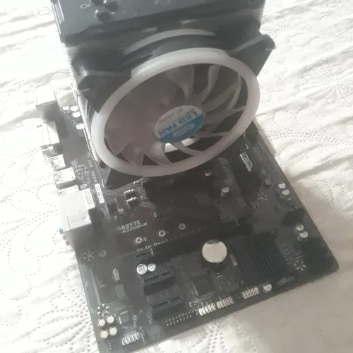 Kit gigabyte 320m ryzem3 3200g 8giga