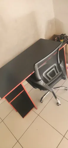 Mesa gamer novinho com a cadeira