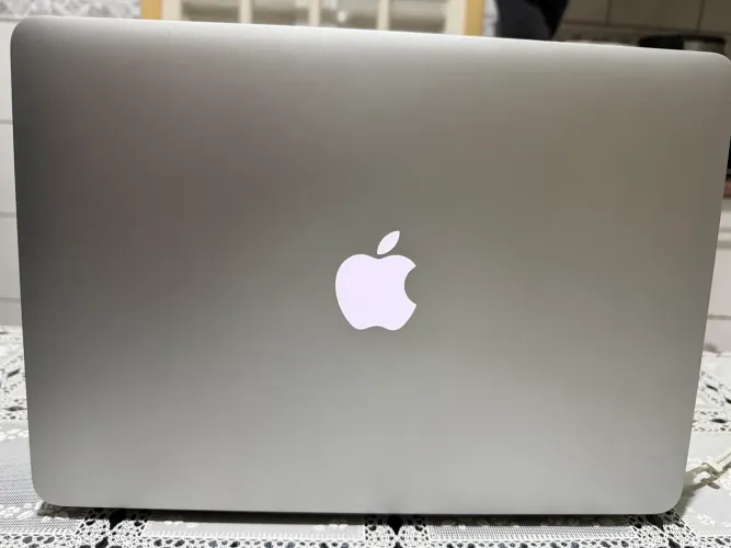 MacBook Air 2017 13" i5 8GB 128GB SSD - Corpo em Alumínio (Excelente Estado)