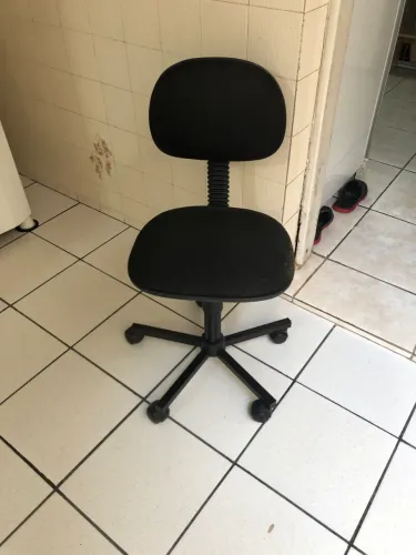 Cadeira de escritório giratória com rodinhas.