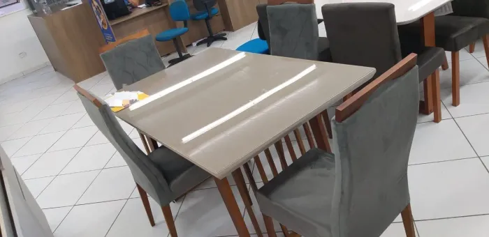 Mesa com 4 cadeiras estofadas