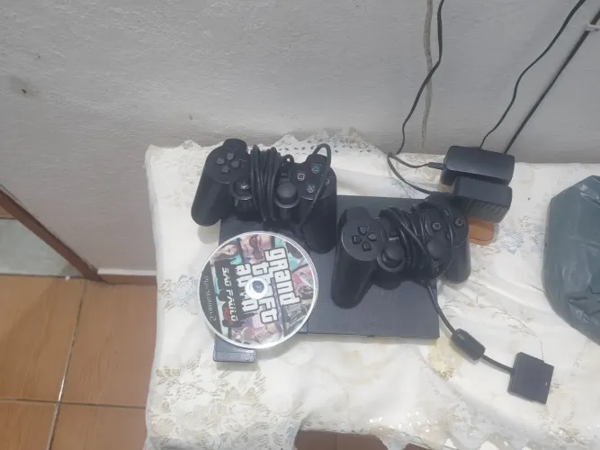 PS2 com jogos e manete s