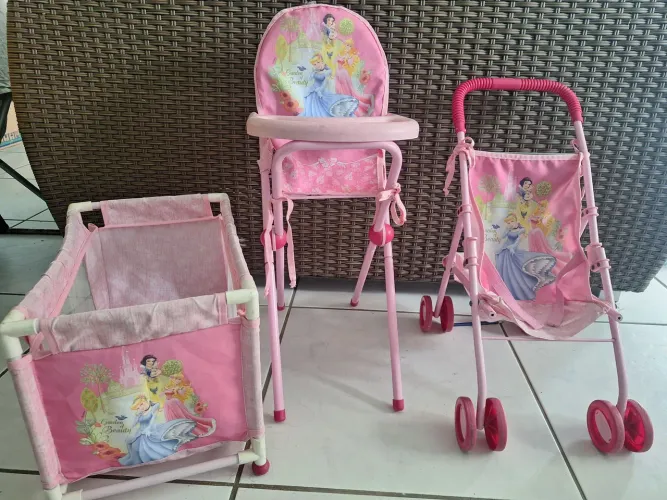 Berço, carrinho e cadeirinha de boneca