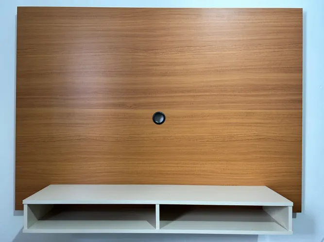 Painel de TV suspenso